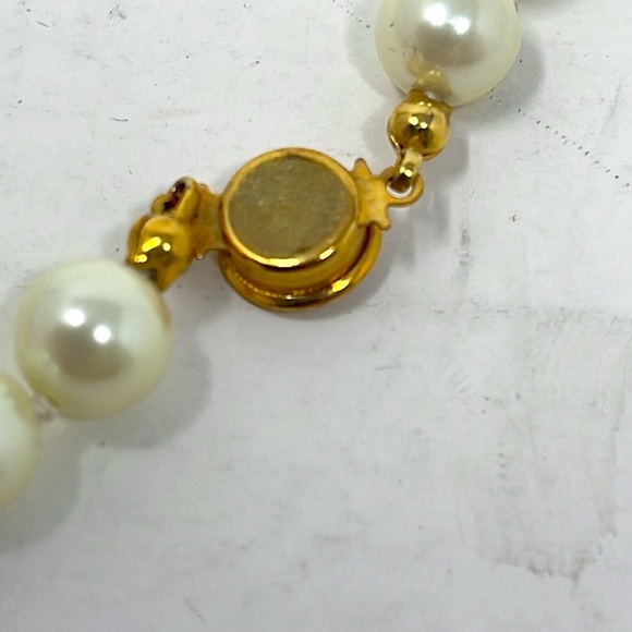 Vintage Faux Pearl Necklace - Picture 4 of 4